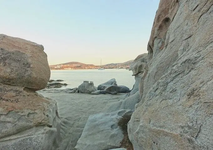 Plage de Kolymbithres à Paros au coucher du soleil