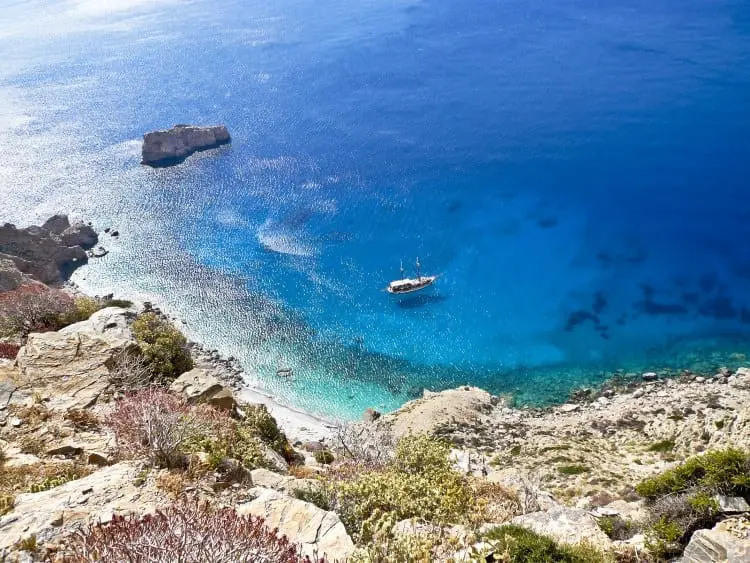Île d'Amorgos : le guide pour passer des incroyables vacances dans un bleu inoubliable en 2023 7 Plages de l'île d'Amorgos, Grèce