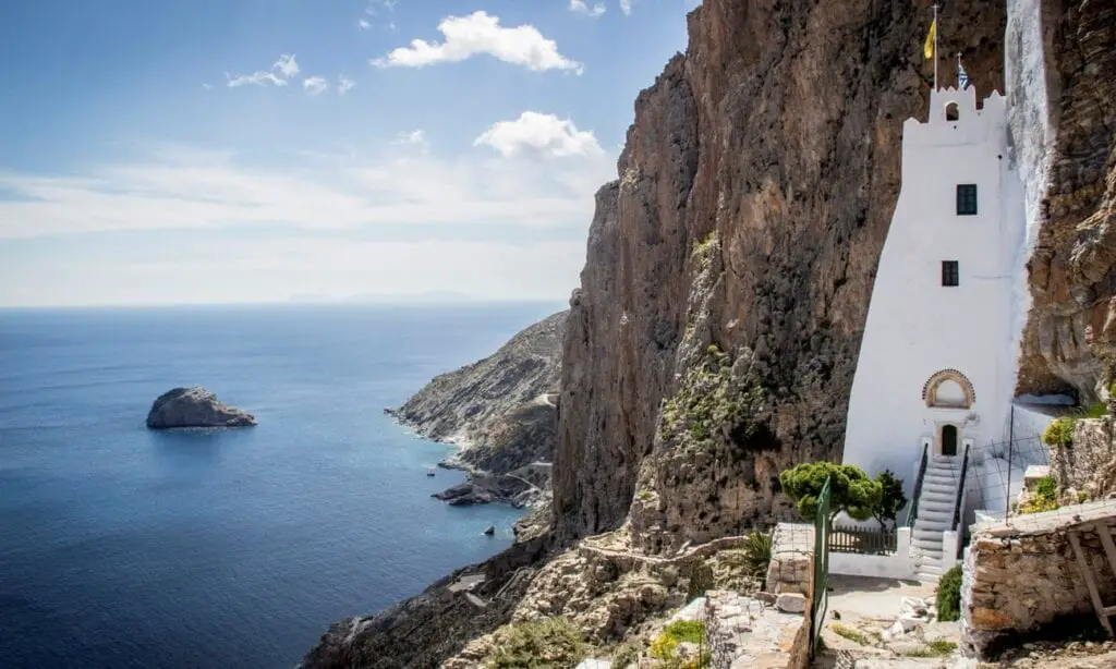 Île d'Amorgos : le guide pour passer des incroyables vacances dans un bleu inoubliable en 2023 6 Panagia Hozoviotissa, île d'Amorgos, Grèce