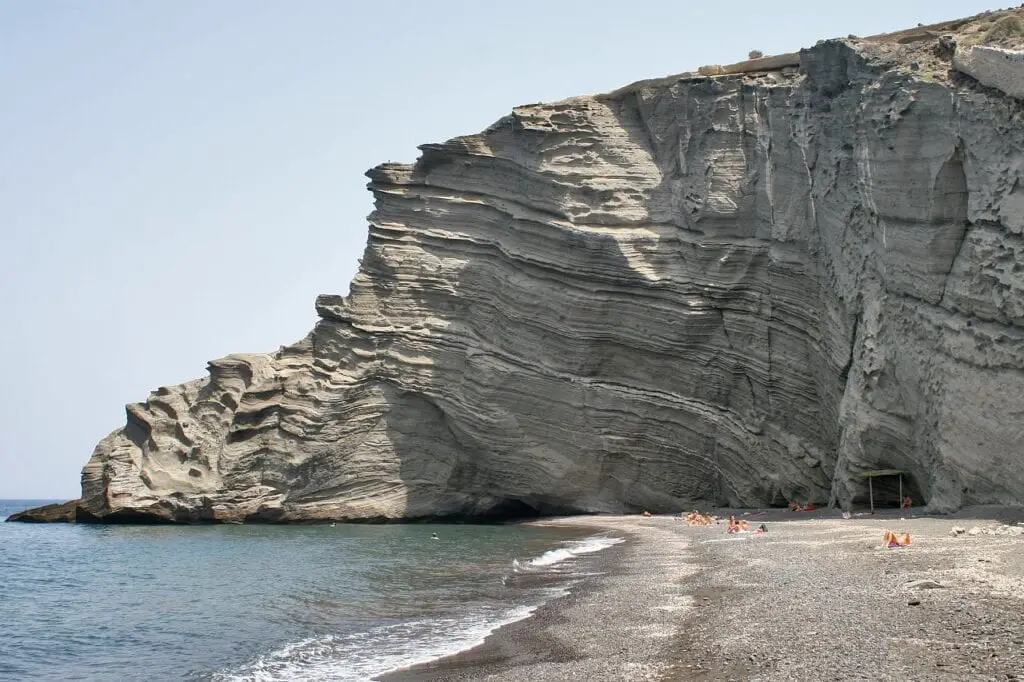 Les plus belles plages de Santorin, avec eau cristalline et décors incroyable 11 Plage de Columbo, Santorin