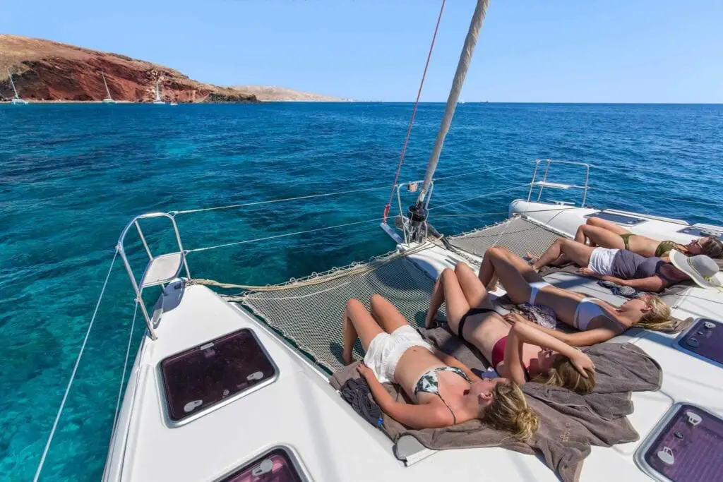 Choses à faire à Santorin : villages, activités, sports... 3 Croisière en catamaran, Santorin, Grèce