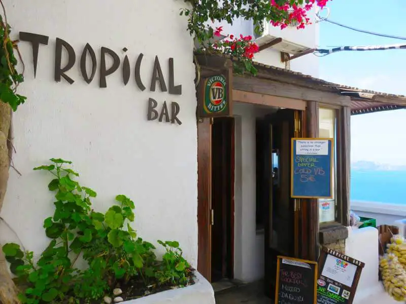 Choses à faire à Santorin : villages, activités, sports... 24 Santorini Tropical Bar