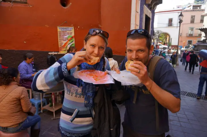 Explorer le côté culinaire de Guanajuato avec Mexico Street Food Tours 5 manger des gorditas à guanajuato