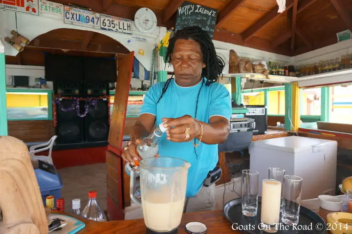 Happy Island : Le bar de plage le plus cool du monde sur une île faite de coquillages (AVEC VIDEO) 4 Janti verse ses célèbres punchs au rhum.