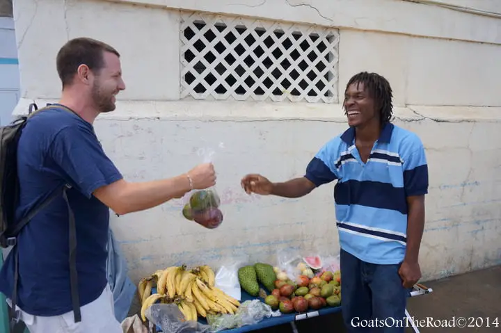 Robuste, sans prétention et authentique... C'est ça Union Island ! 3 vendeur de fruits union island