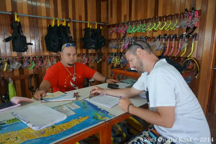 Plonger avec des requins et des anguilles affamées - la barrière de corail de Belize (avec vidéo) 3 Je signe le contrat de ma vie au Belize Pro Dive Center.