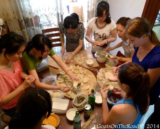 De la burka aux bikinis : Réflexion sur nos récents voyages 2 faire des dumplings en chine