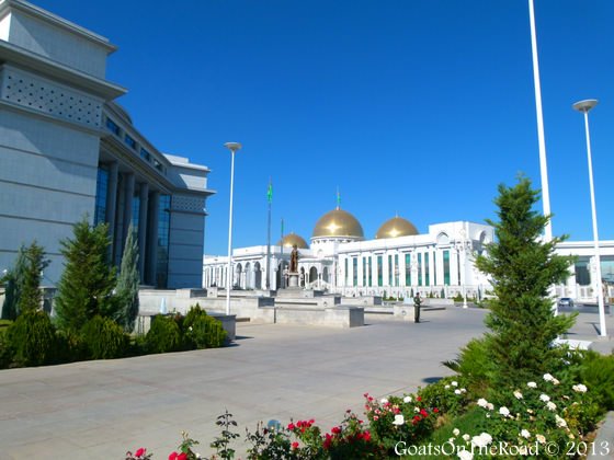 Nos (més)aventures à Achgabat, Turkménistan 3 bâtiments en marbre à ashgabat