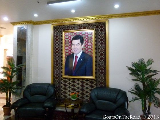Nos (més)aventures à Achgabat, Turkménistan 7 photo du président du turkmenistan