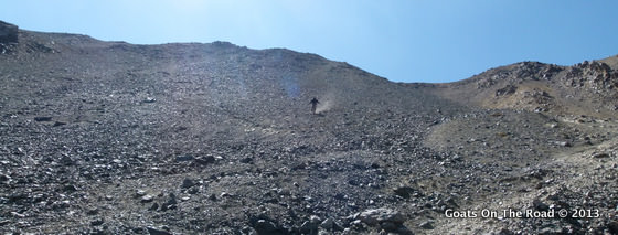 Une randonnée inoubliable : Trekking à Ala-Kul et Altyn Arashan au Kirghizistan 8 Dariece skie courageusement de l'autre côté du col (c'est beaucoup plus raide qu'il n'y paraît).