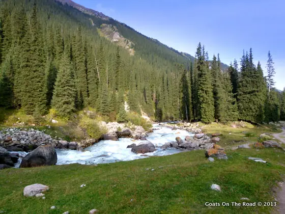 Une randonnée inoubliable : Trekking à Ala-Kul et Altyn Arashan au Kirghizistan 11 Randonnée le long de la rivière Arashan