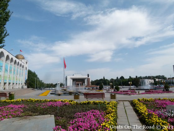 D'Almaty à Bishkek : Au revoir le Kazakhstan, bonjour le Kirghizistan ! 5 ala too square bishkek