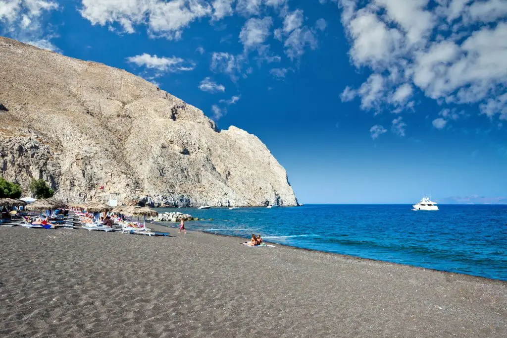 Les plus belles plages de Santorin, avec eau cristalline et décors incroyable 3 Les plus belles plages de Santorin, avec eau cristalline et décors incroyable - Les plus belles plages de Santorin, avec eau cristalline et décors incroyable