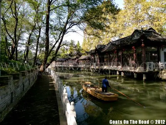 Canal ombragé dans la vieille ville, Yangzhou, Chine canaux yangzhou chine