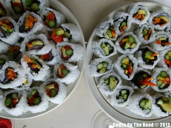mmm, des aliments familiers de chez nous - des rouleaux de sushi nourriture de la maison