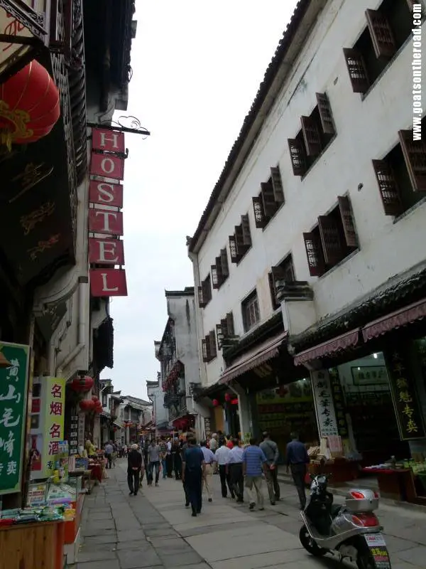 The streets of the old town, just outside of our hostel. Tunxi, China Un endroit idéal pour les routards à petit budget - Un endroit idéal pour les routards à petit budget