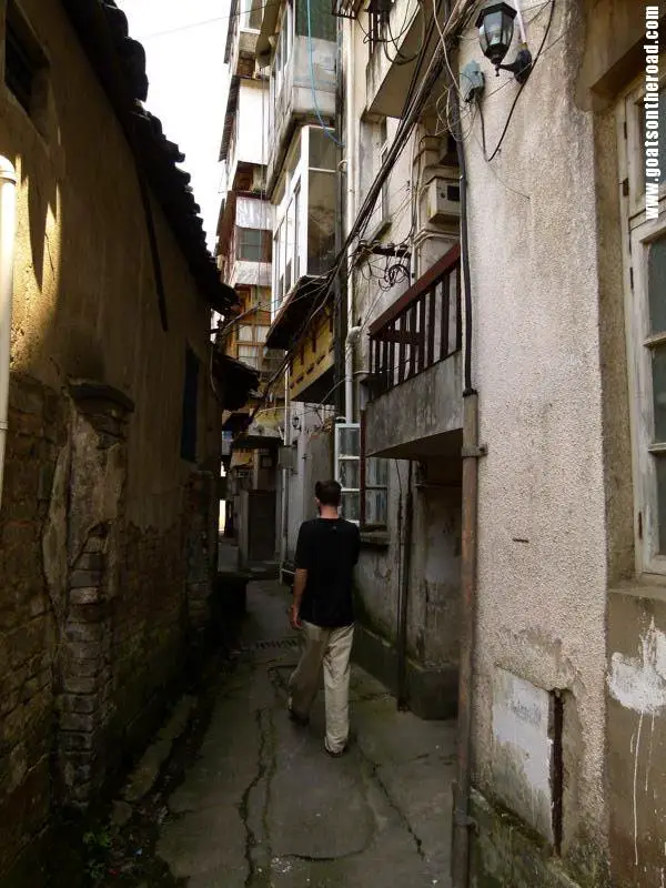 Nick walking down an alleyway in Tunxi, China Un endroit idéal pour les routards à petit budget - Un endroit idéal pour les routards à petit budget