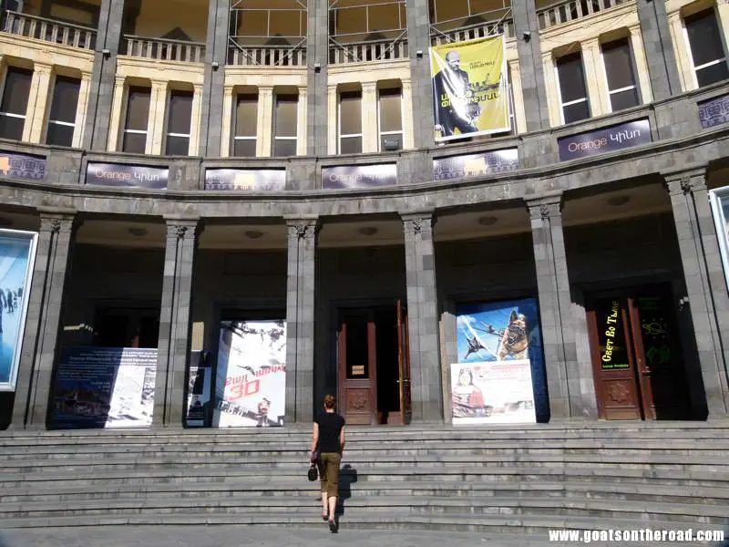 going into a very old theatre, Yerevan, Armenia Couple de randonneurs à petit budget dans le Caucase - Couple de randonneurs à petit budget dans le Caucase