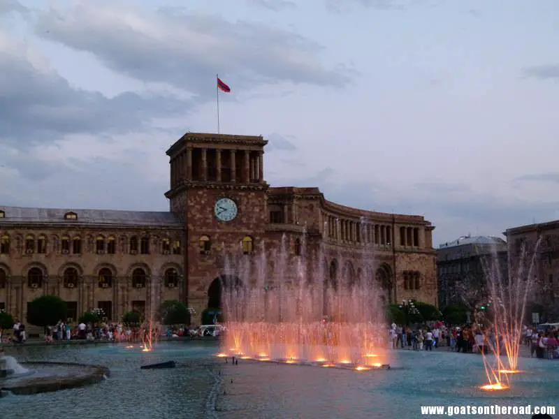 clock tower and water fountain light show in Yerevan, Armenia Couple de randonneurs à petit budget dans le Caucase - Couple de randonneurs à petit budget dans le Caucase
