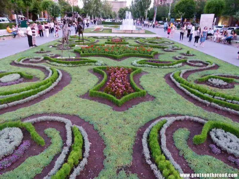 interesting gardens, Yerevan, Armenia Couple de randonneurs à petit budget dans le Caucase - Couple de randonneurs à petit budget dans le Caucase