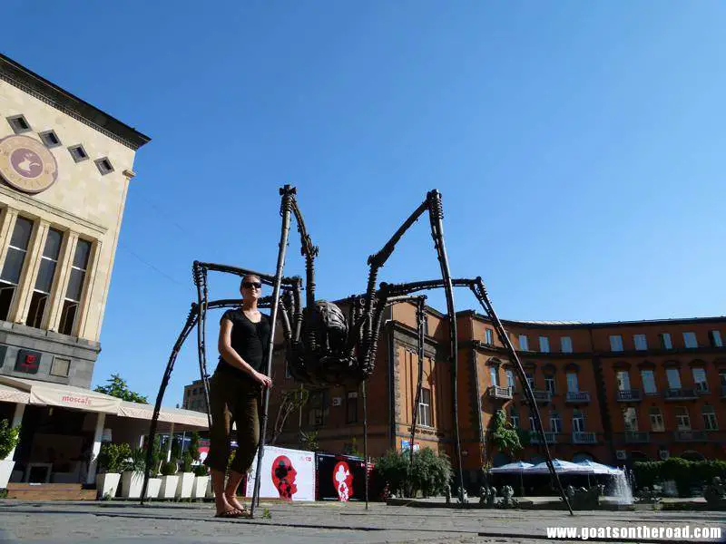 massive spider statue, Yerevan, Armenia Couple de randonneurs à petit budget dans le Caucase - Couple de randonneurs à petit budget dans le Caucase