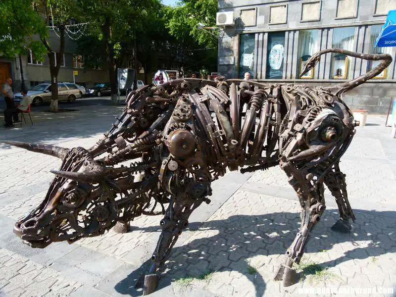 a bull statue, Yerevan, Armenia Couple de randonneurs à petit budget dans le Caucase - Couple de randonneurs à petit budget dans le Caucase