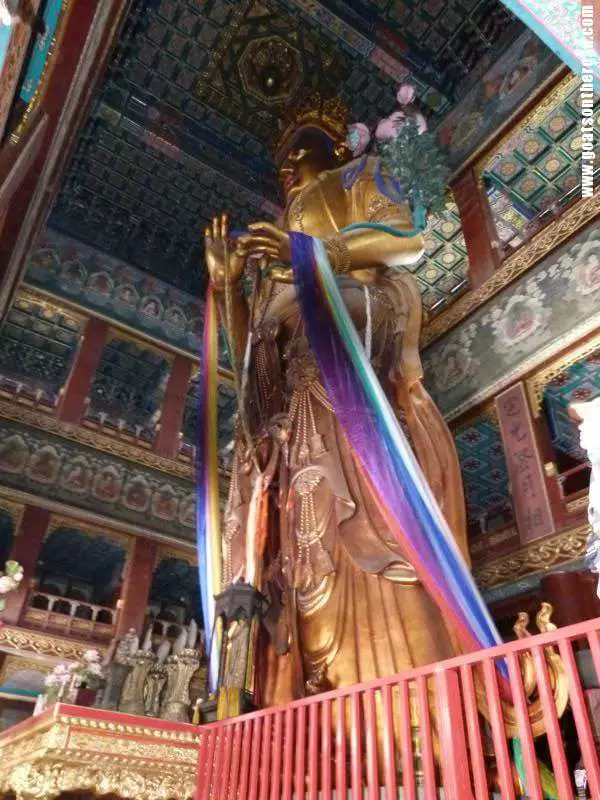 Bouddha de 18 m de haut, sculpté dans une seule pièce de bois de santal. Couple de voyageurs à petit budget à Pékin