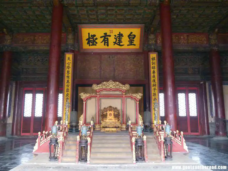 L'un des nombreux palais de la Cité interdite, Pékin. Un couple de voyageurs à petit budget à Pékin