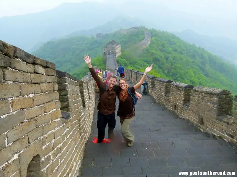 Chèvres sur la route de la Grande Muraille de Chine Couple de voyageurs à petit budget à Pékin