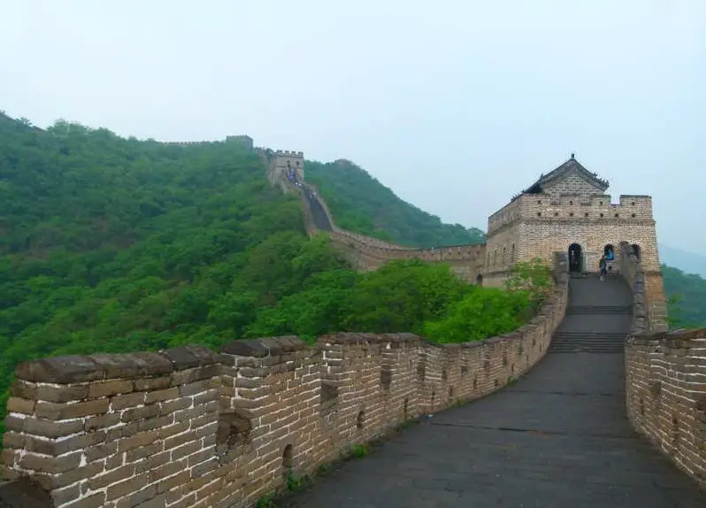 L'étonnante Grande Muraille de Chine Un couple de voyageurs à petit budget à Pékin