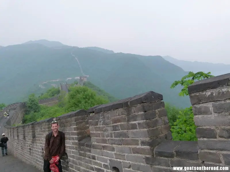 Nick à la Grande Muraille de Chine - attendant que les nuages se dissipent. Couple de voyageurs à petit budget à Pékin