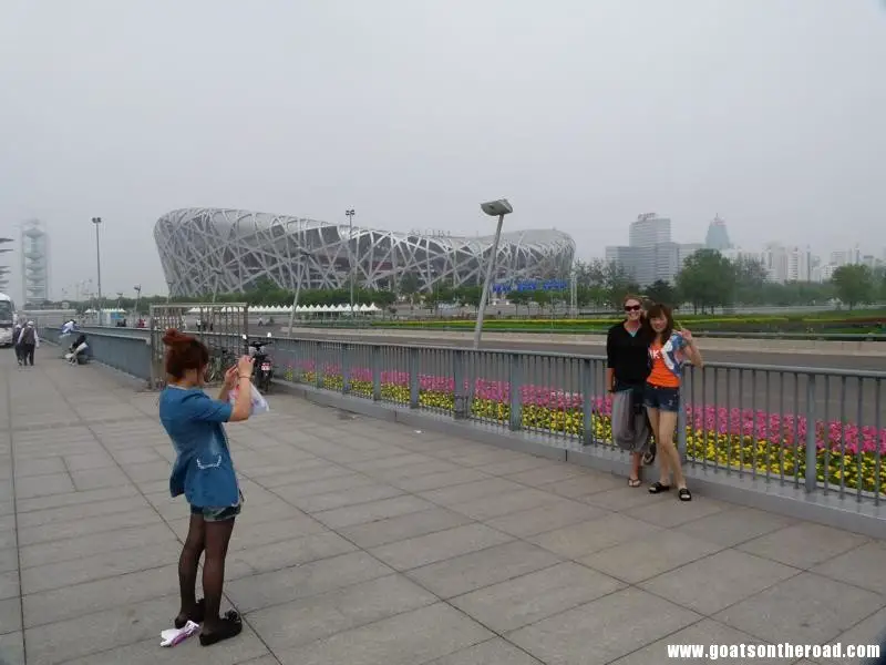 Dariece se fait prendre en photo avec une femme chinoise enthousiaste. Couple de voyageurs à petit budget à Pékin