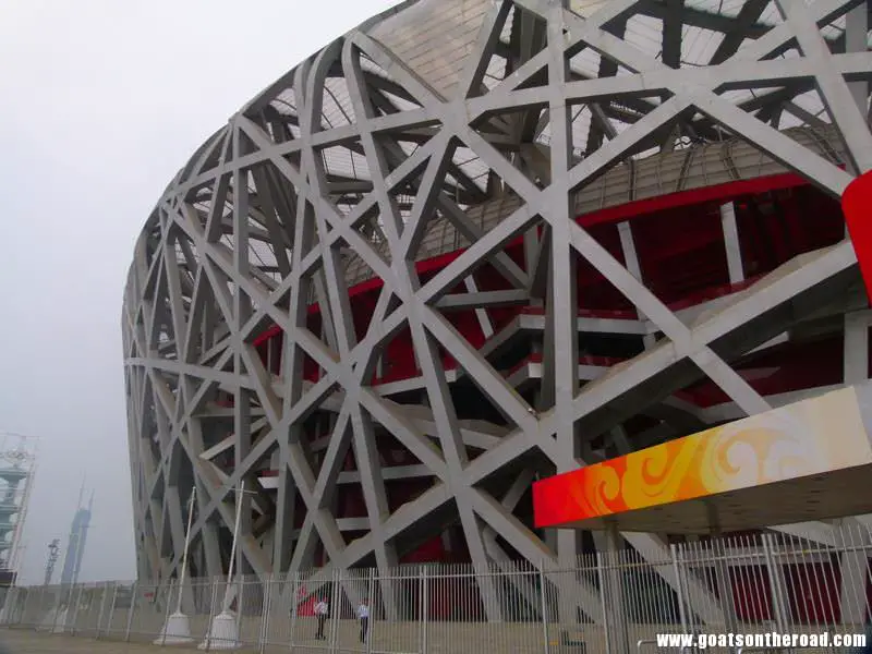 Le stade national/nid d'oiseau de près Un couple de voyageurs à petit budget à Pékin