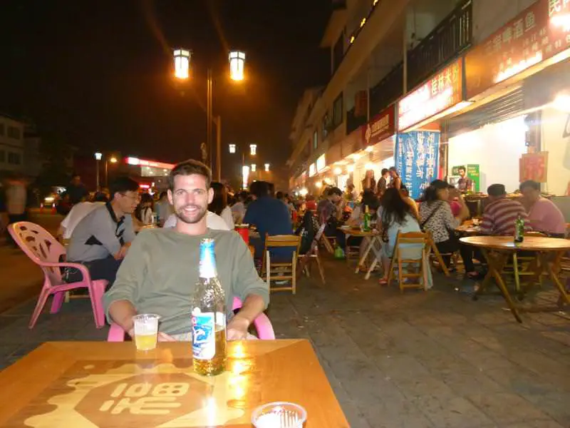 having a street-side dinner and beers Yangshuo - Nous sommes enfin en Chine ! - Yangshuo - Nous sommes enfin en Chine !