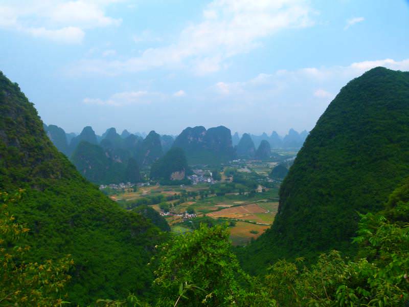 view from the top of Moon Hill - countryside and all the karsts in the distance Yangshuo - Nous sommes enfin en Chine ! - Yangshuo - Nous sommes enfin en Chine !