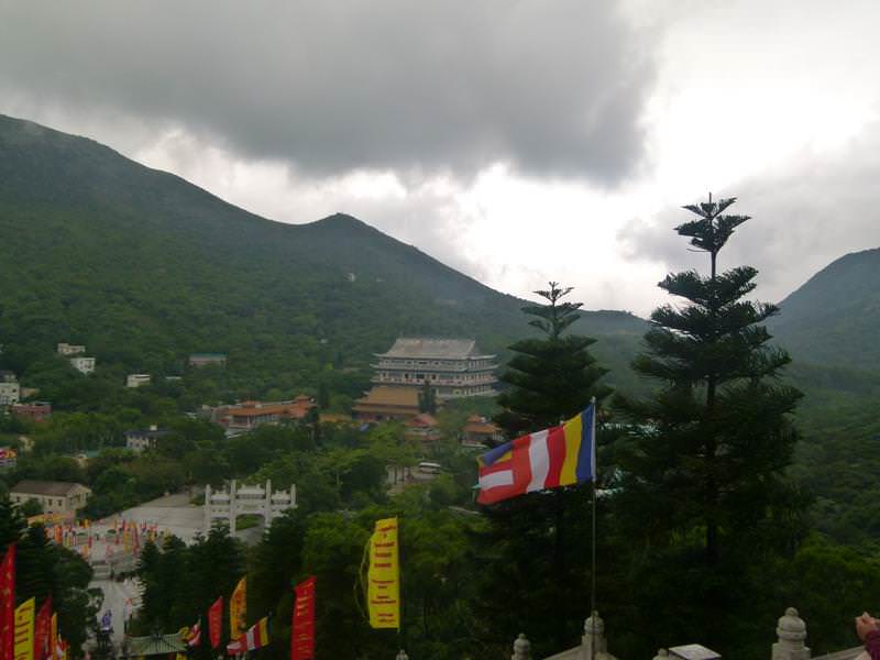 view of the monastery from Buddha...rain clouds looming overhead Voyager à Hong Kong : L'île de Lantau - Voyager à Hong Kong : L'île de Lantau