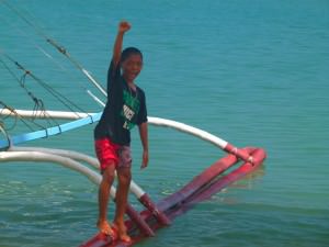 Kid playing in the waters of Port Barton Port Barton, Philippines - La beauté avant le développement - Port Barton, Philippines - La beauté avant le développement