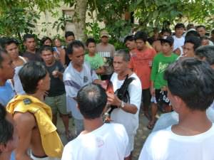 Taking bets at the cock fight in Port Barton Port Barton, Philippines - La beauté avant le développement - Port Barton, Philippines - La beauté avant le développement