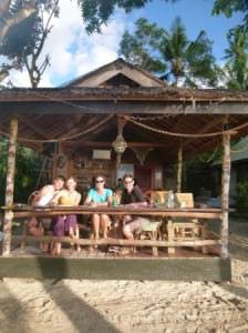 Chillin' with our American friends at the Barton Bistro - Port Barton Port Barton, Philippines - La beauté avant le développement - Port Barton, Philippines - La beauté avant le développement