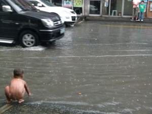 Kid Playing In The Floods Of Manila Puerto Princesa, Philippines - Enfin, un jour de soleil ! - Puerto Princesa, Philippines - Enfin, un jour de soleil !