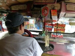 inside our first jeepney Voyager aux Philippines : Explorer la grande ville de Manille - Voyager aux Philippines : Explorer la grande ville de Manille