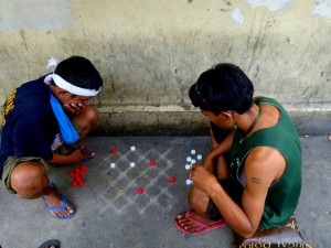 a game of checkers on the street Voyager aux Philippines : Explorer la grande ville de Manille - Voyager aux Philippines : Explorer la grande ville de Manille