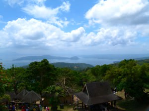 our picnic view - Taal Lake and Volcano in the distance Voyager aux Philippines : Explorer la grande ville de Manille - Voyager aux Philippines : Explorer la grande ville de Manille