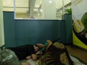 sleeping at the KL Airport De Koh Phangan à Kuala Lumpur - De Koh Phangan à Kuala Lumpur