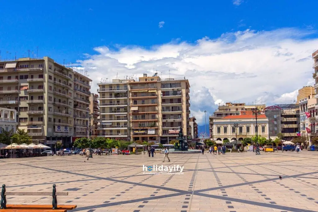 Vue panoramique de la place du Roi Georges à Patras