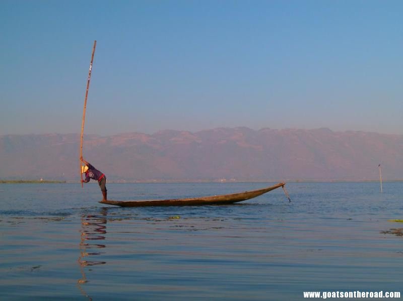 local fisherman using the age old technique of slapping the water with a piece of bamboo, Inle Lake L'incroyable lac Inle - L'incroyable lac Inle