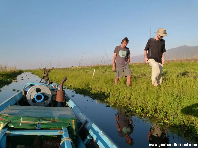 Nick and Kristian walking along the floating gardens/walkways, Inle Lake L'incroyable lac Inle - L'incroyable lac Inle