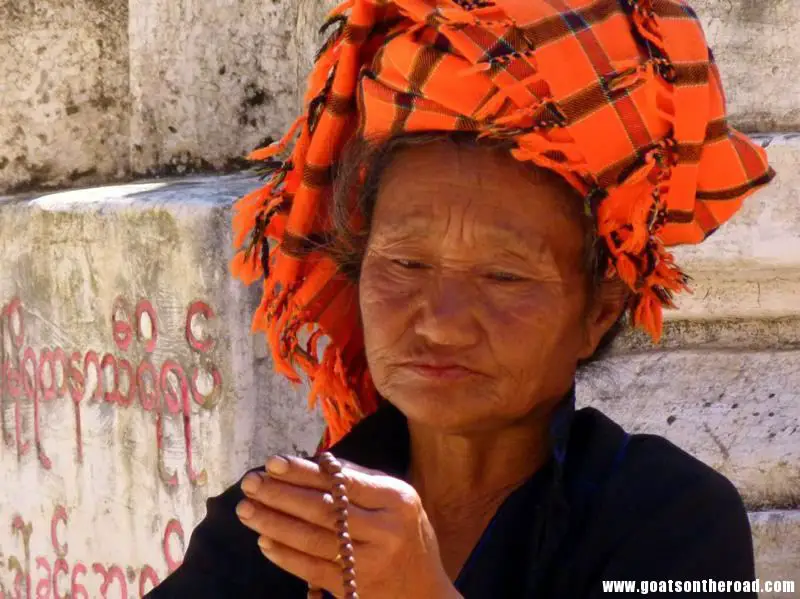 Pa-U tribal woman praying, Inle Lake L'incroyable lac Inle - L'incroyable lac Inle