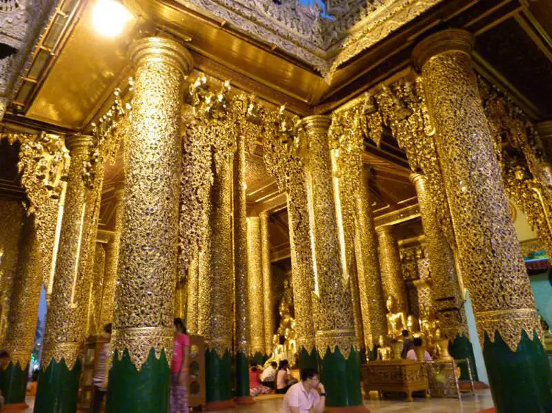 one of the many golden payas in Yangon at Shwedagon Paya La Birmanie au bord du gouffre : Voyage de Bangkok à la Birmanie - La Birmanie au bord du gouffre : Voyage de Bangkok à la Birmanie