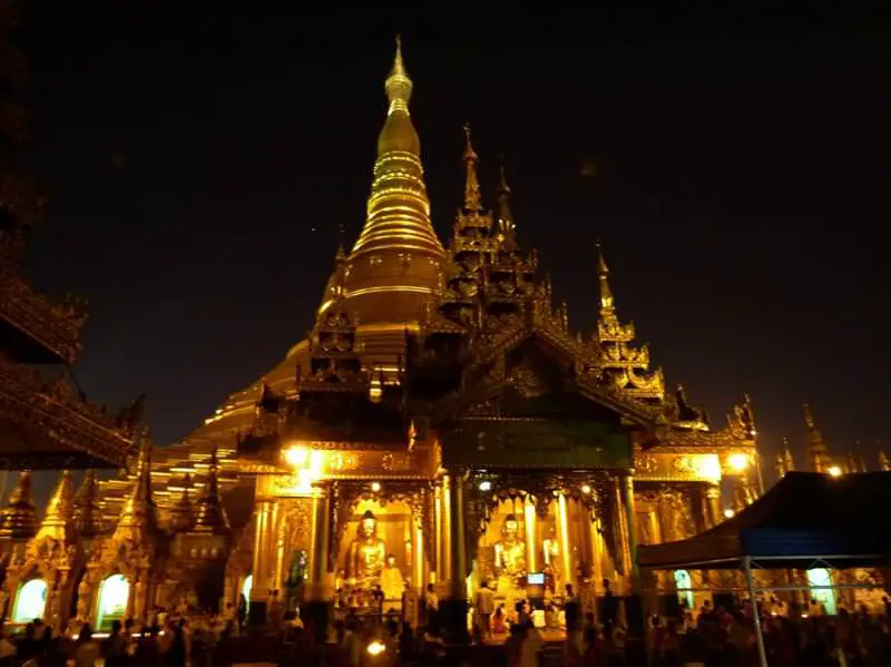 Shwedagon Paya lit up at night in Yangon La Birmanie au bord du gouffre : Voyage de Bangkok à la Birmanie - La Birmanie au bord du gouffre : Voyage de Bangkok à la Birmanie